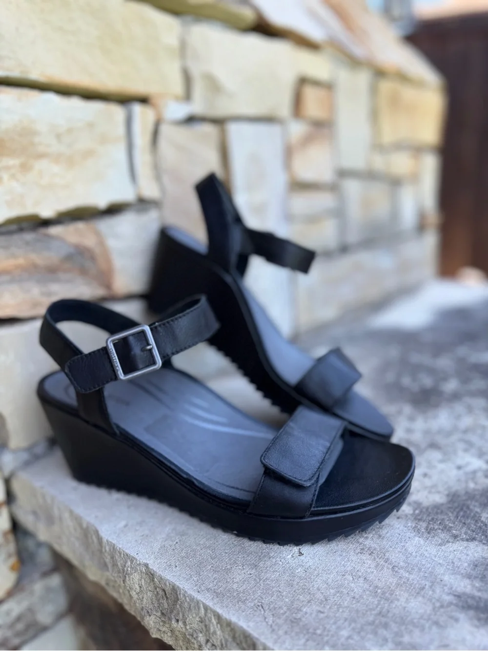 Aetrex Andrea Wedge Sandals in Black Leather Sz-EU 39. (US 8.5.)    Loc W
